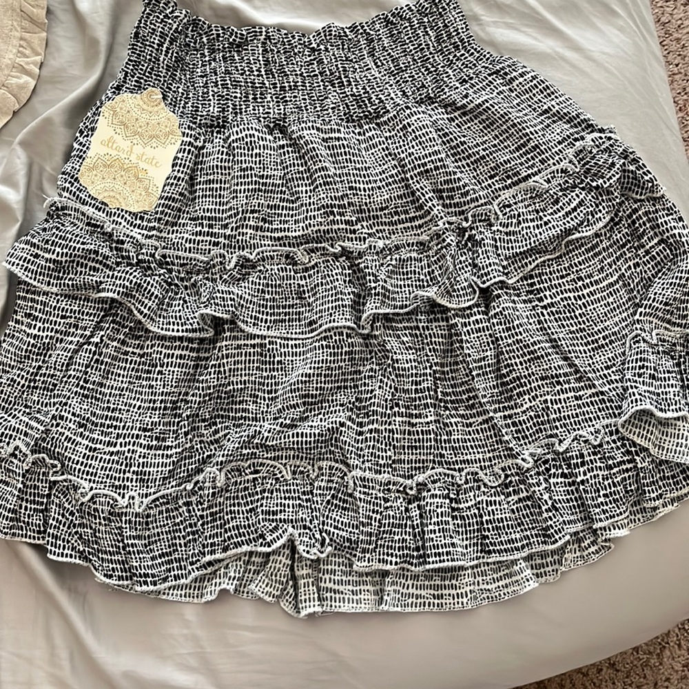 Black & white skirt. Women’s size medium. Very comfortable!!